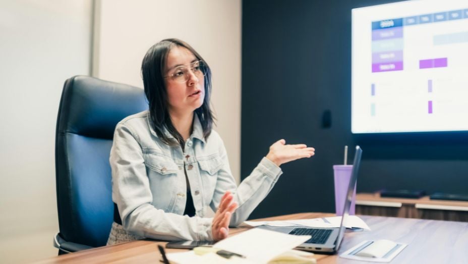 employee in the meeting using screen mirroring solution